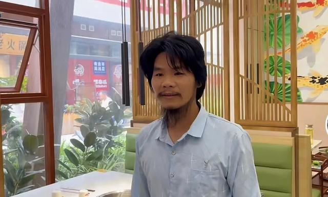 网传的截图显示，有人在朋友圈发布图片和文字，称低价转让周某烤吧。